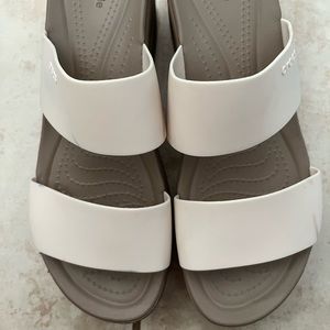 WOMEN’S CROCS BROOKLYN MID WEDGE SIZE 8
